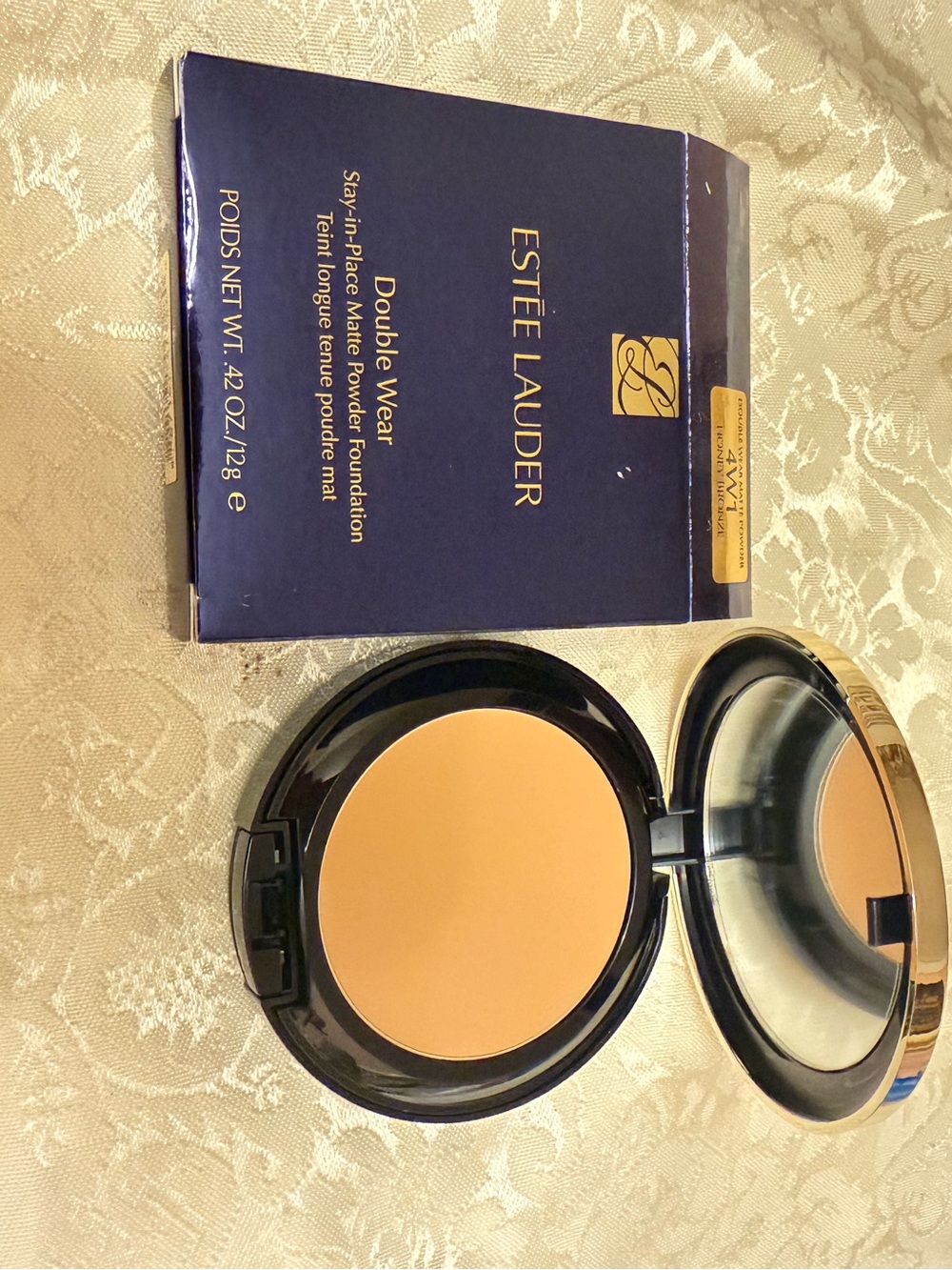 Estée Lauder Double Wear Stay-in-Place Matte Powder Foundation. 4W1 Honey Bronz